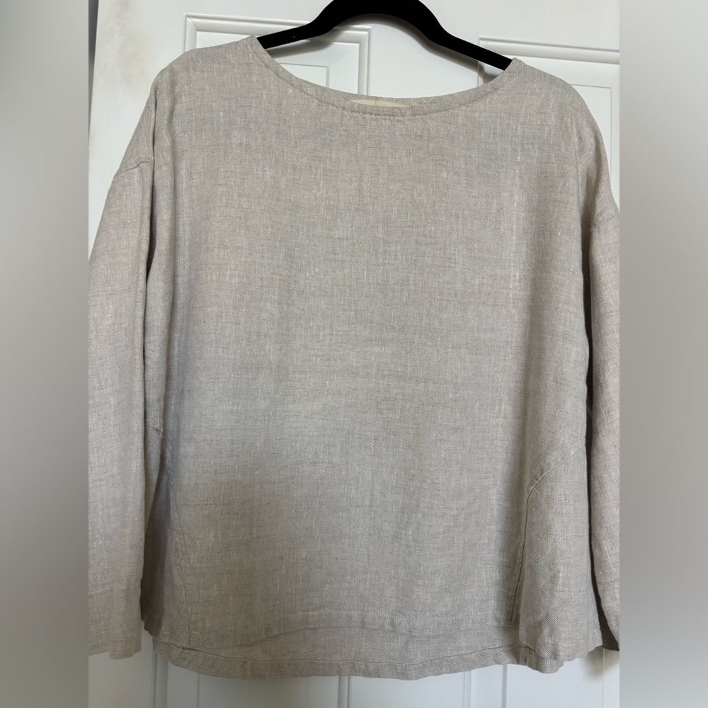 Elizabeth Suzann tunic top linen 
Lightly warn. Long sleeved that roll up